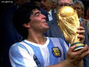 argentina world cup argentina national football team diego maradona kissing cup 1024x768 wallpape_wallpaperswa.com_73